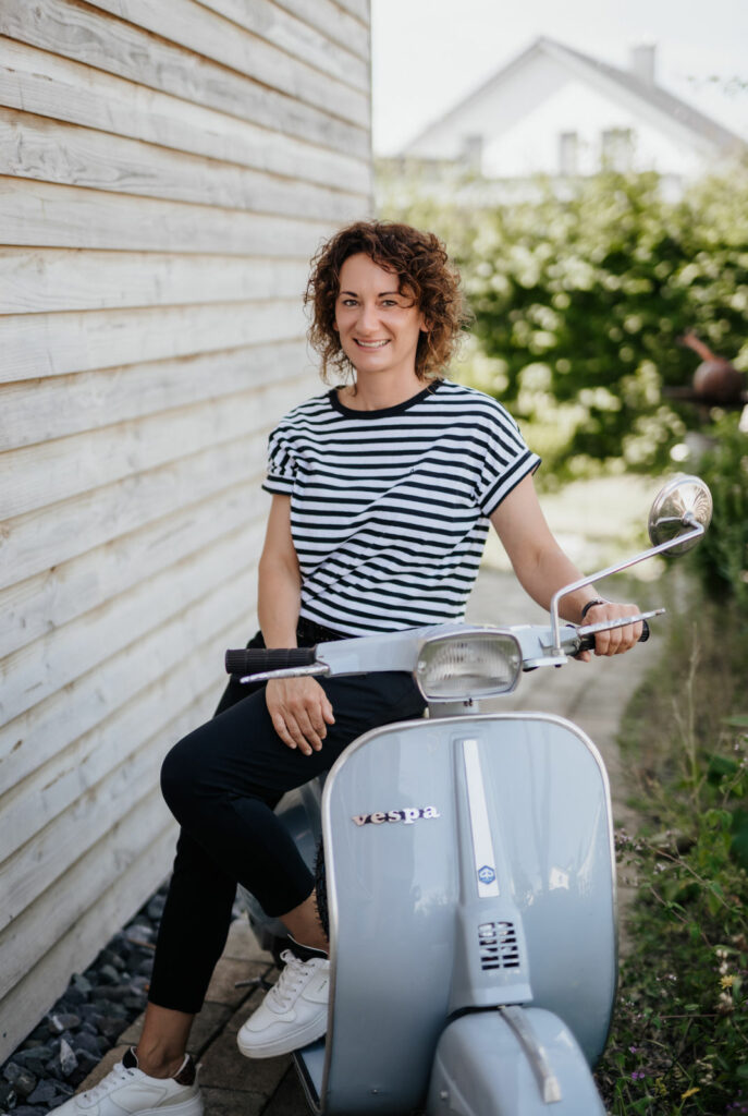 Nadine Goes, Kosmetikerin für Männer in Tuttlingen, vor dem Studio FeinSchliff