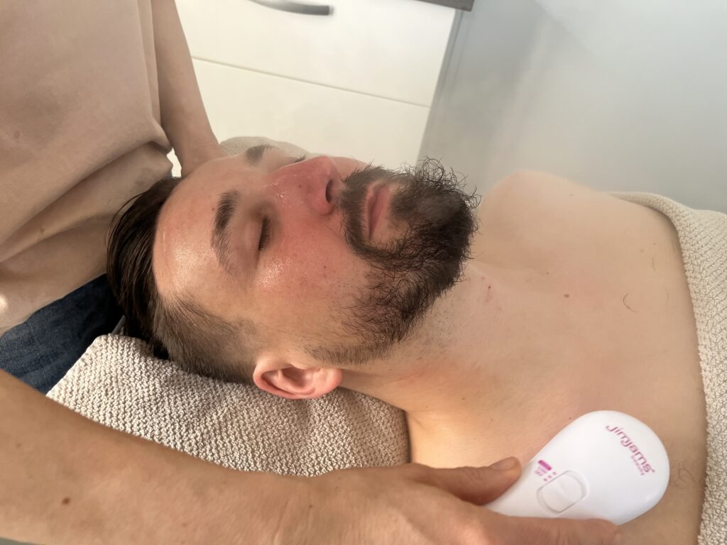 Pflegebehandlung mit Wirkstoffmassage Wirkstoffpflege für Männerhaut im Kosmetikstudio Tuttlingen